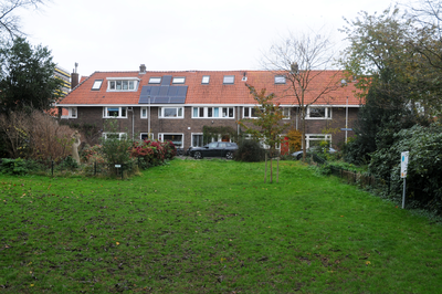 913117 Gezicht op het plantsoen aan het Willem van Abcoudeplein te Utrecht, met de huizen aan de noordzijde van het plein.